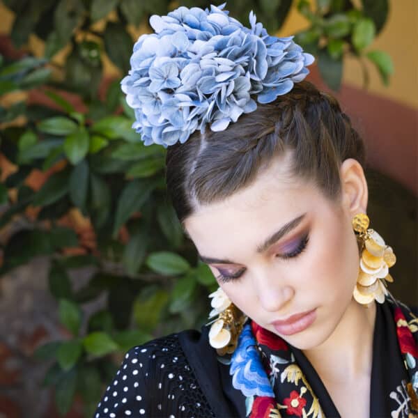 ramillete de flores de flamenca con hortensias azules