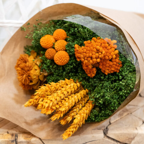 flores preservadas y secas en tonos naranjas y verdes