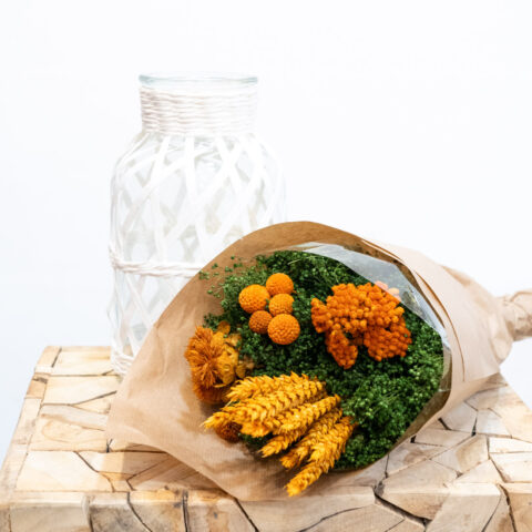 flores preservadas y secas en tonos naranjas y verdes online